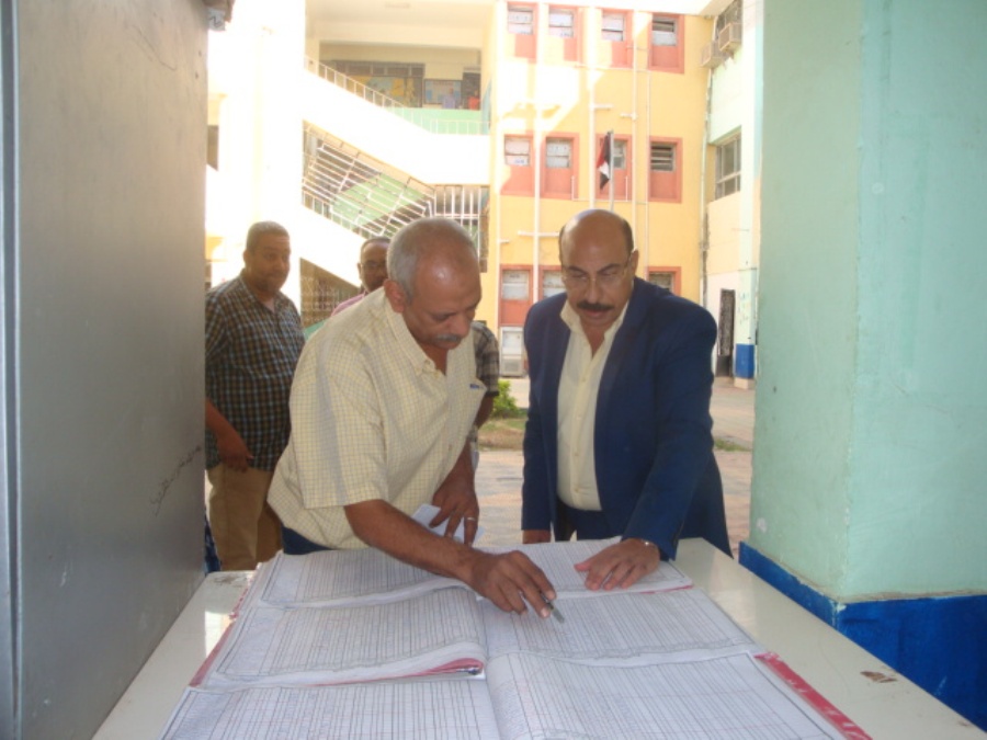 جولة محافظ أسوان بإحدى المدارس