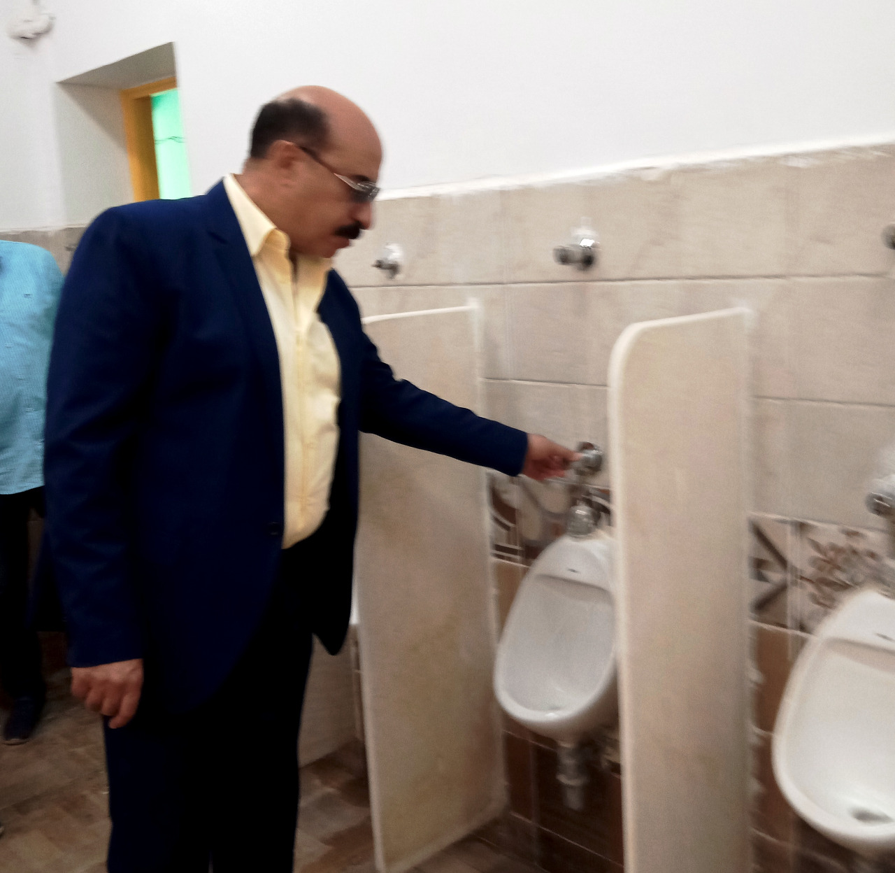 جولة محافظ أسوان بإحدى المدارس