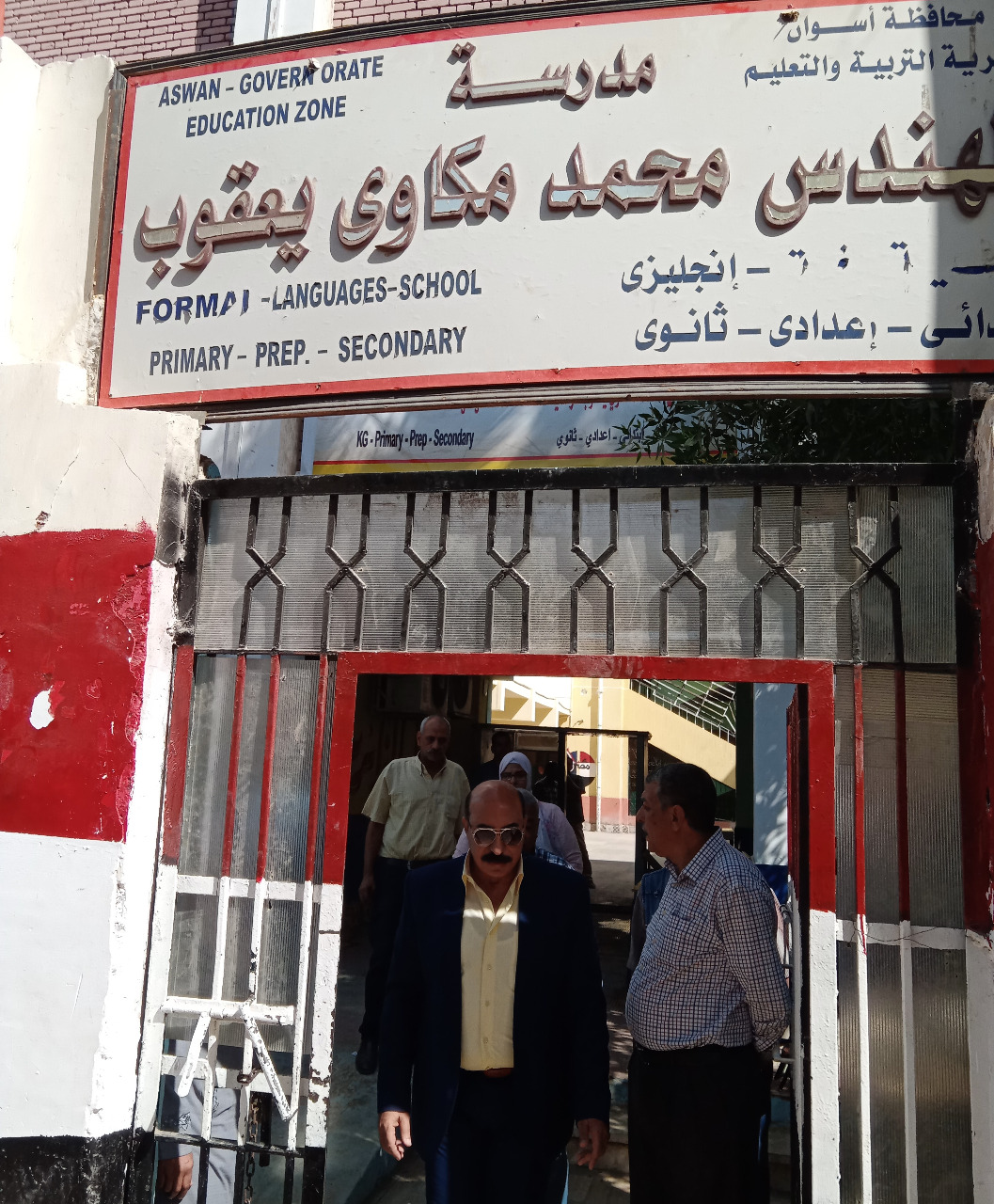 جولة محافظ أسوان بإحدى المدارس