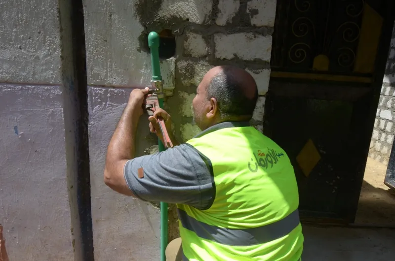 وصلة مياه  للأسر الأولى بالرعاية بأسوان 