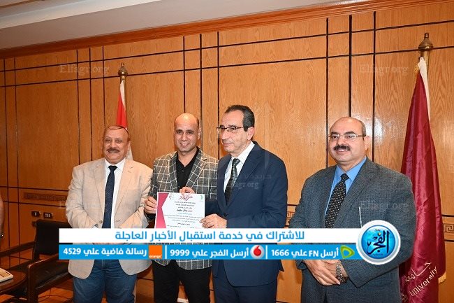 رئيس جامعة الفيوم يكرم فريق منتخب مسرح الجامعة