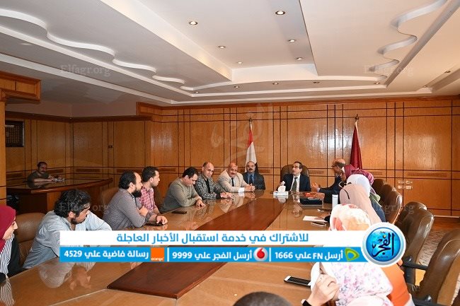 رئيس جامعة الفيوم يكرم فريق منتخب مسرح الجامعة