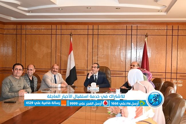 رئيس جامعة الفيوم يكرم فريق منتخب مسرح الجامعة