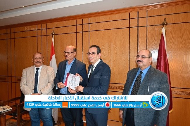 رئيس جامعة الفيوم يكرم فريق منتخب مسرح الجامعة