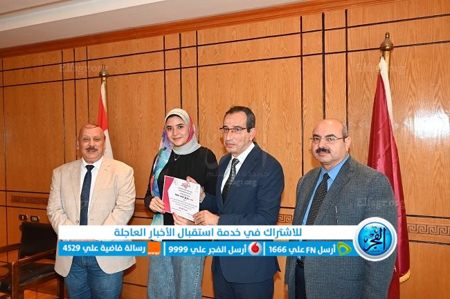رئيس جامعة الفيوم يكرم فريق منتخب مسرح الجامعة