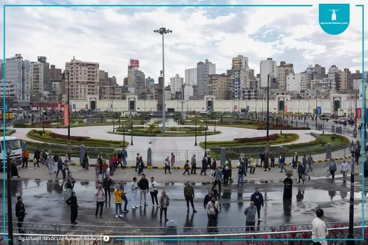 محافظ الإسكندرية يتفقد ميدان 