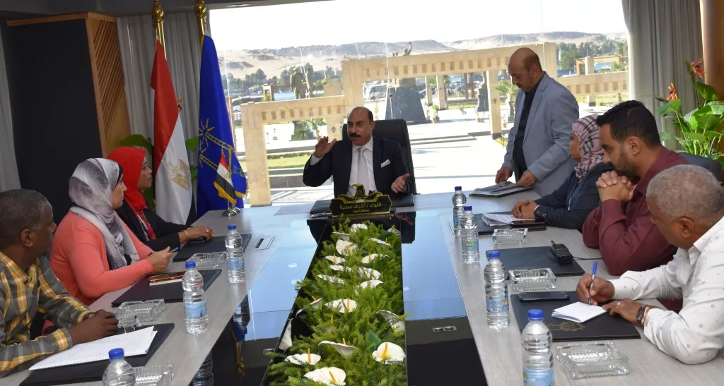 محافظ أسوان يطلع على تقرير لجنة الأتوبيس الطائر 