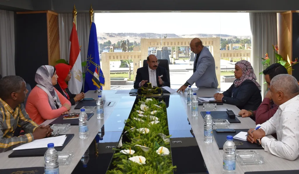 محافظ أسوان يطلع على تقرير لجنة الأتوبيس الطائر 