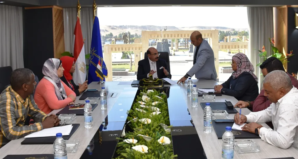 محافظ أسوان يطلع على تقرير لجنة الأتوبيس الطائر 