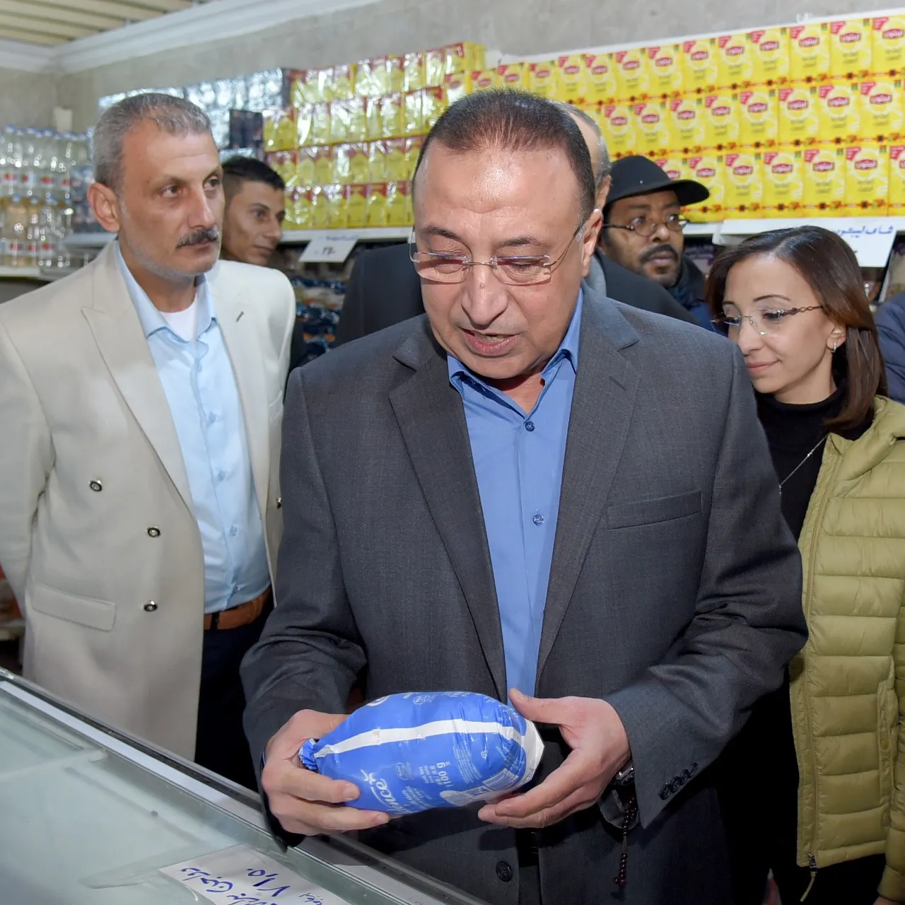 -المحافظ-داخل-المعرض