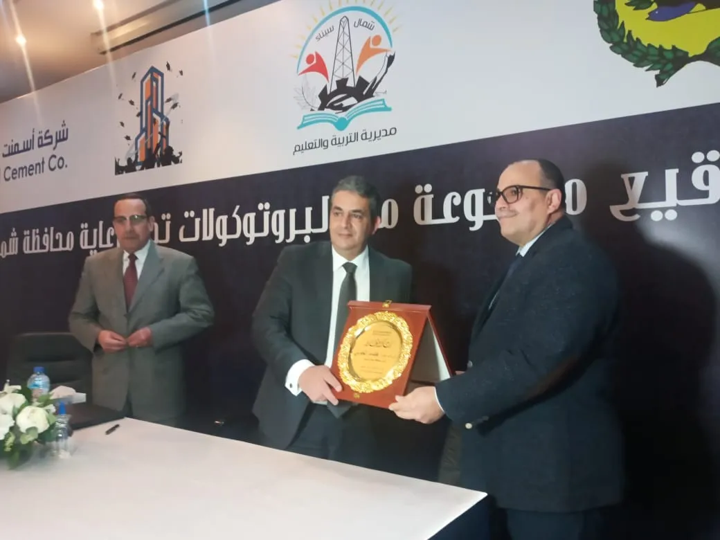 جانب من التوقيع 