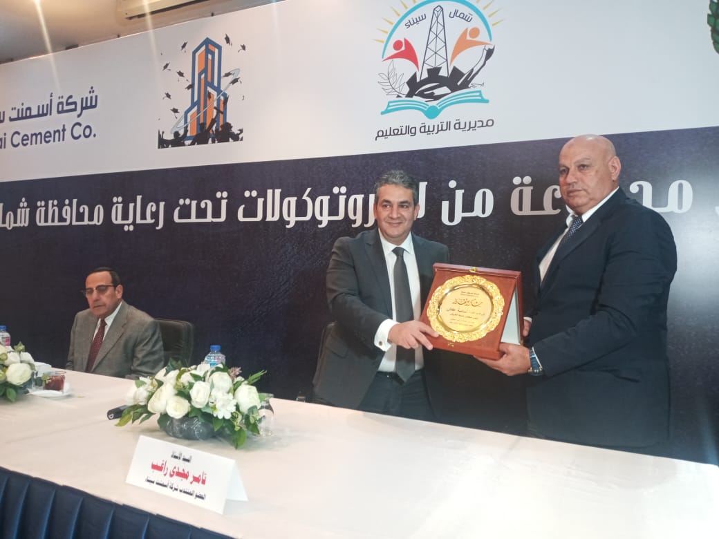 جانب من التوقيع 