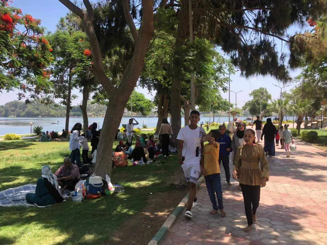  توافد المواطنين على حدائق القناطر في ثالث أيام العيد