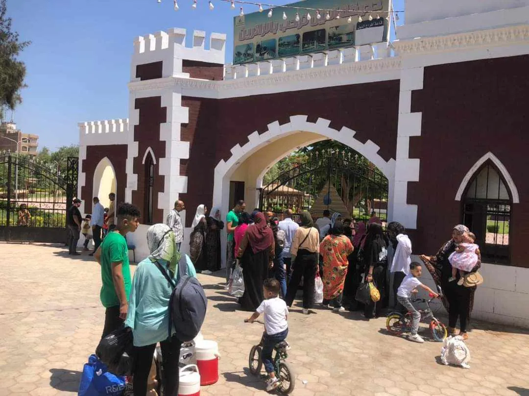  توافد المواطنين على حدائق القناطر في ثالث أيام العيد