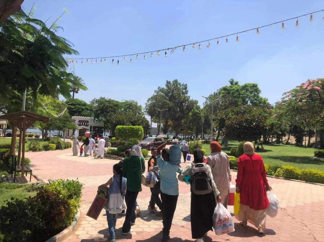  توافد المواطنين على حدائق القناطر في ثالث أيام العيد