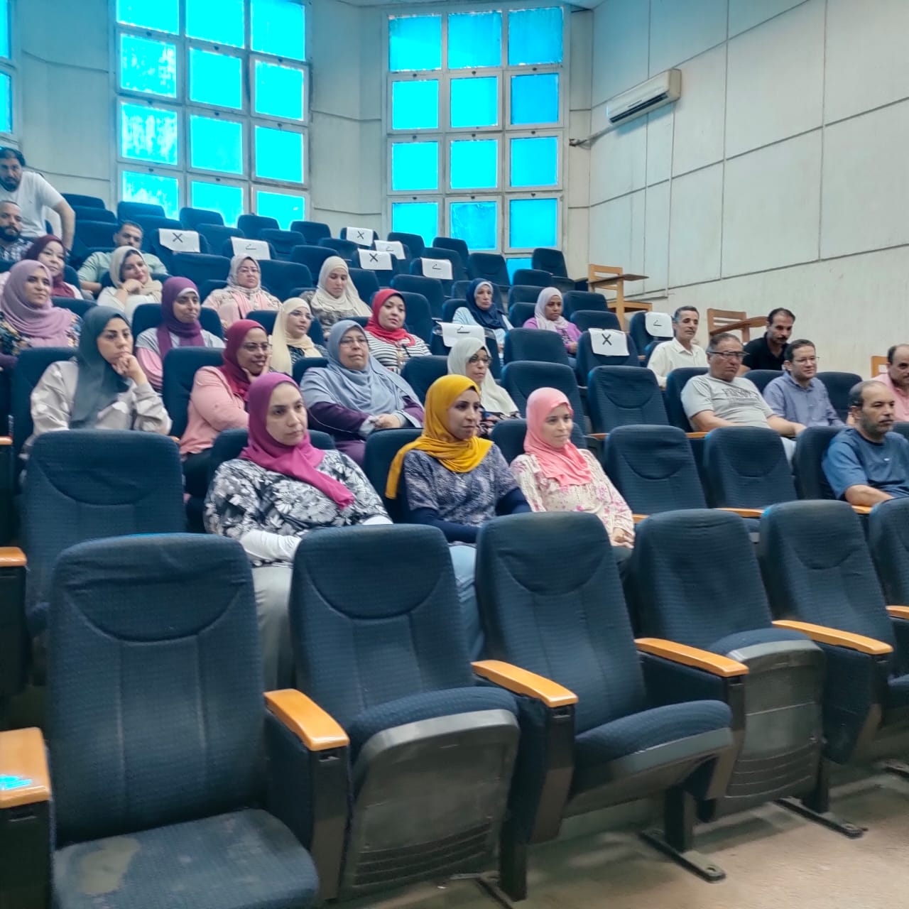 الإدارايون والإداريات خلال اجتماع عميد حاسبات حلوان