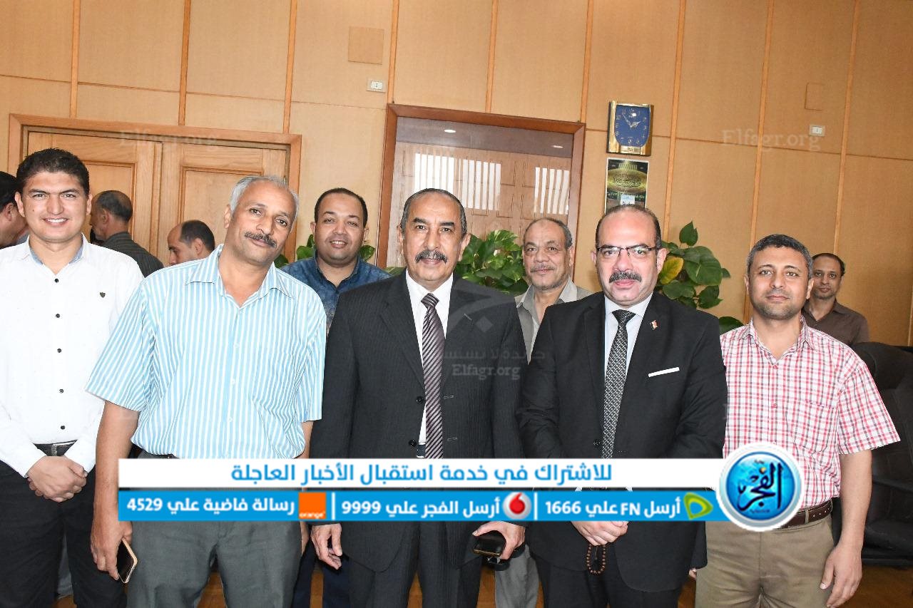 محافظ الفيوم يكرم سكرتير عام المحافظة لبلوغه المعاش