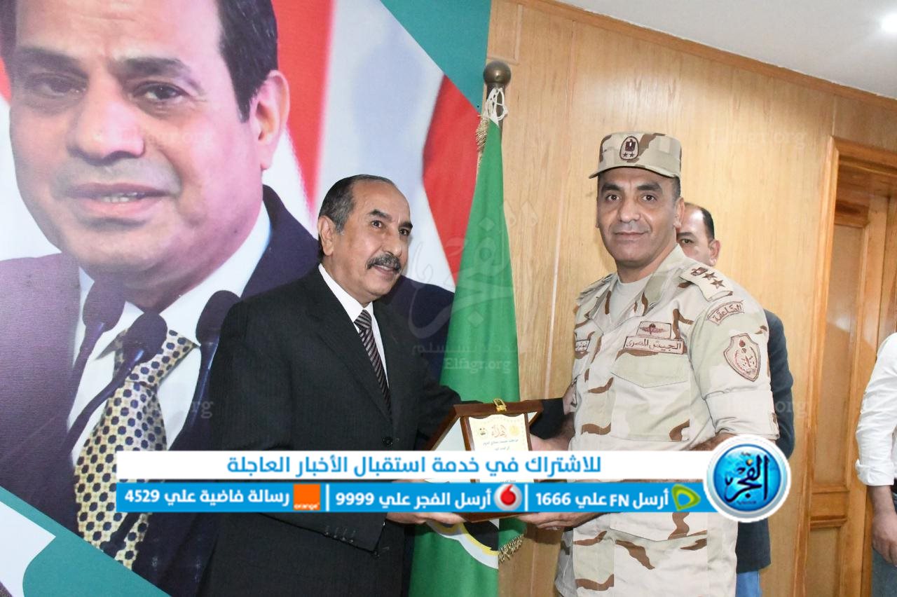 محافظ الفيوم يكرم سكرتير عام المحافظة لبلوغه المعاش