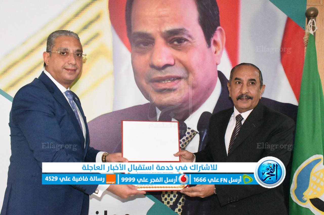 محافظ الفيوم يكرم سكرتير عام المحافظة لبلوغه المعاش