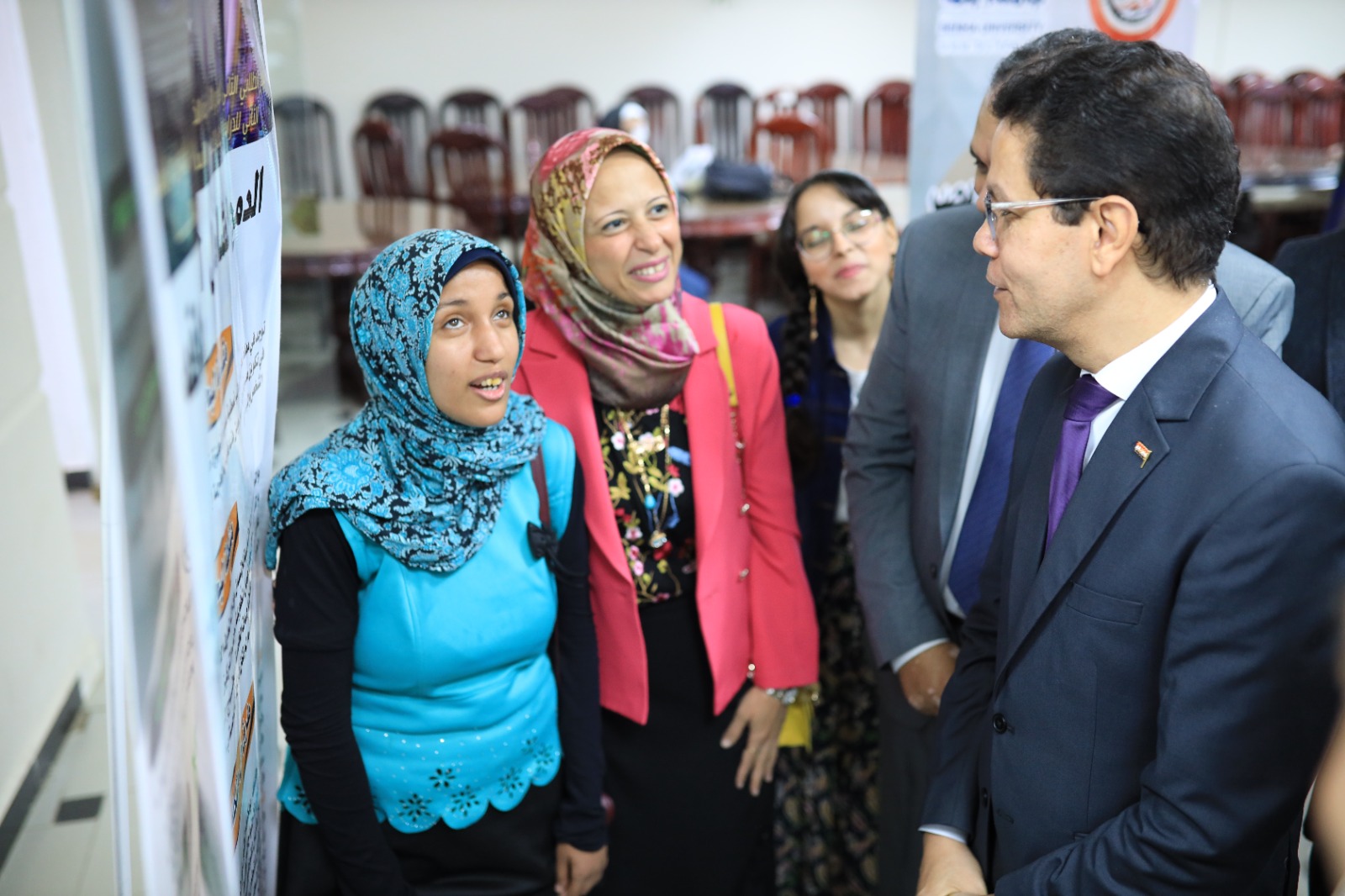 رئيس جامعة بنها يفتتح معرض