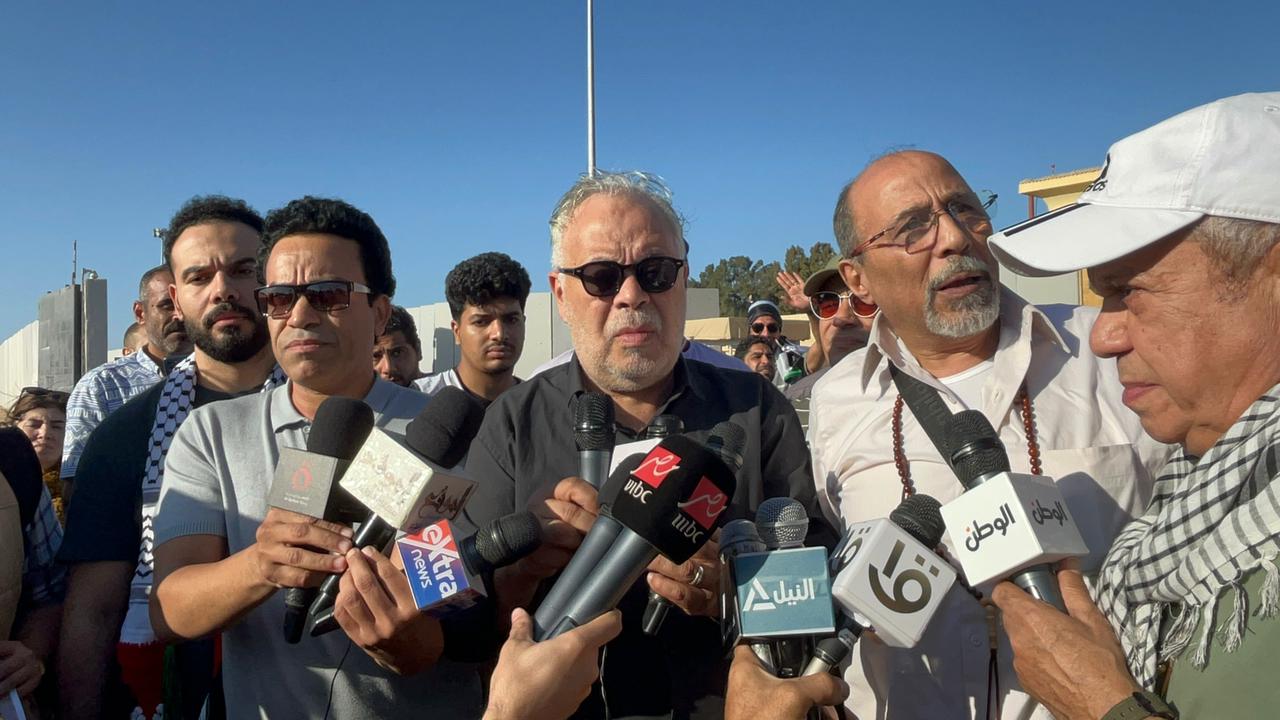 وفد نقابة الممثلين بمعبر رفح