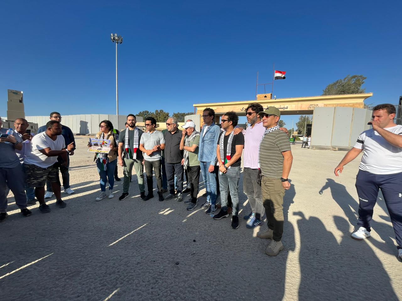 وفد نقابة الممثلين بمعبر رفح