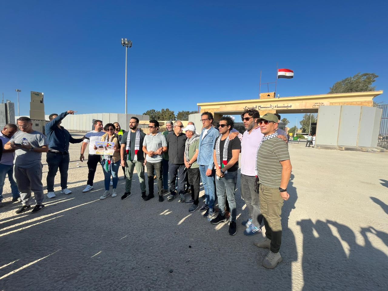 وفد نقابة الممثلين بمعبر رفح