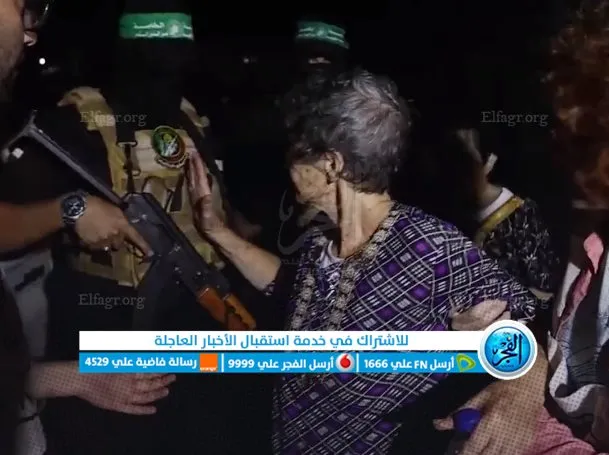 سيدة إسرائيلية تودع أحد أفراد كتائب القسام