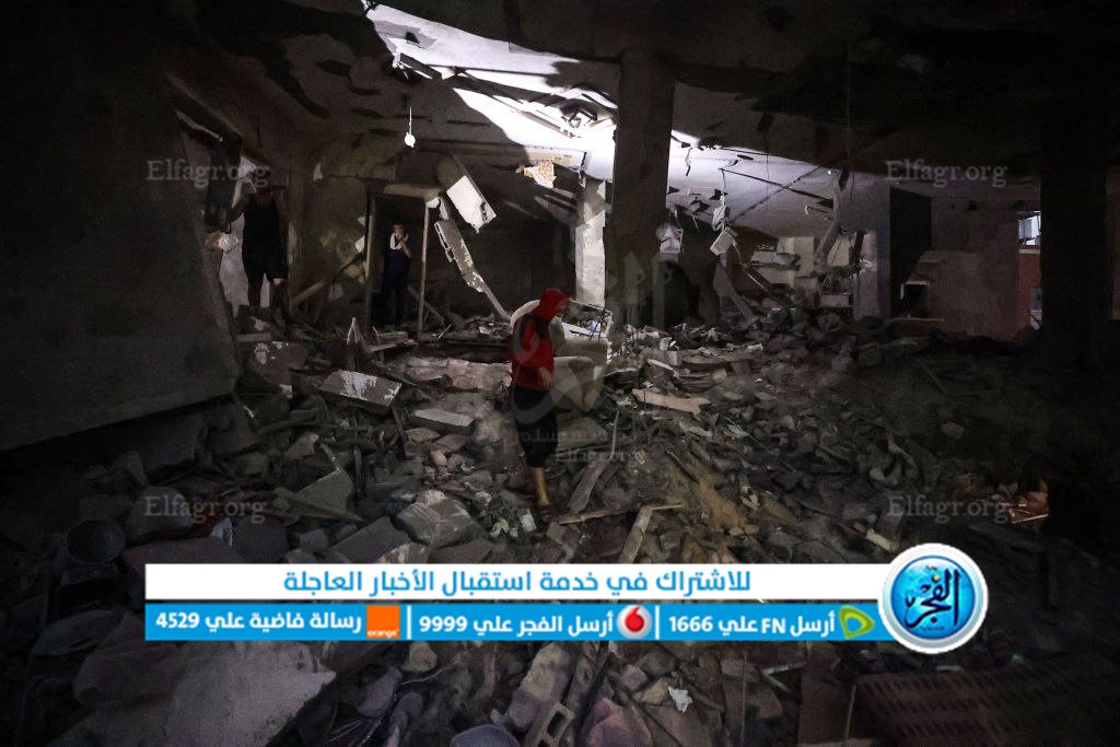 لحظة البحث عن الناجين من بين الركام جراء قصف الاحتلال--