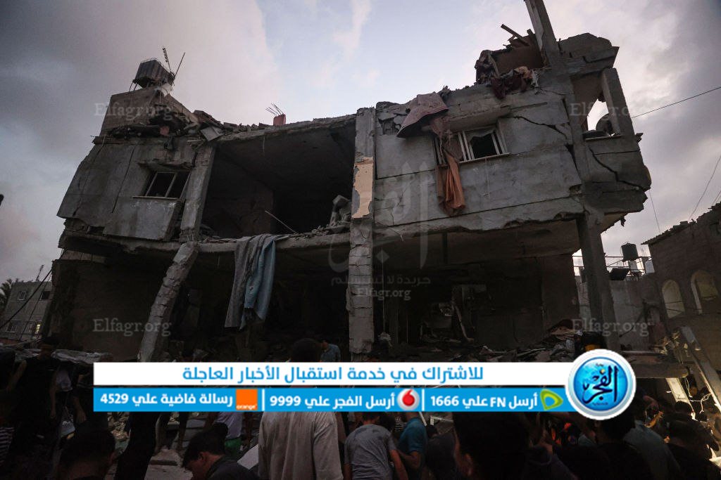 لحظة البحث عن الناجين من بين الركام جراء قصف الاحتلال.