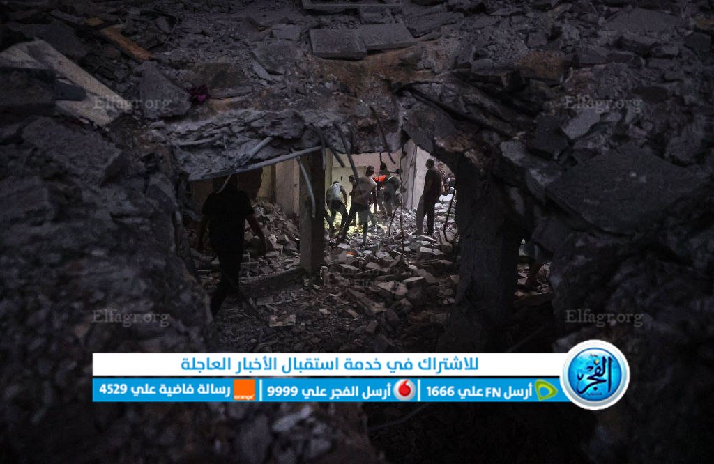 لحظة البحث عن الناجين من بين الركام جراء قصف الاحتلال---