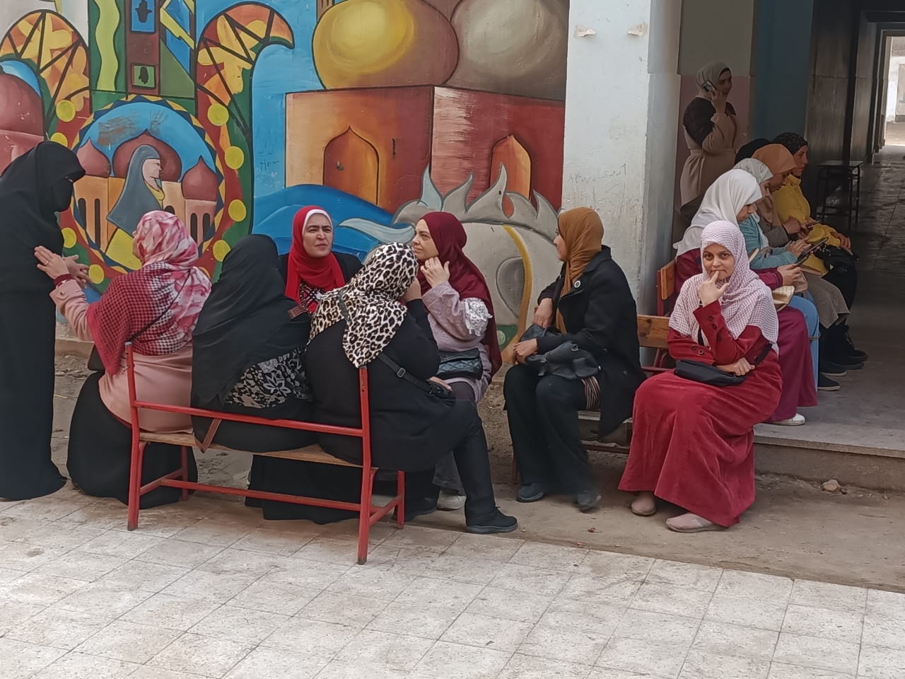 مواطنون يدلون بأصواتهم