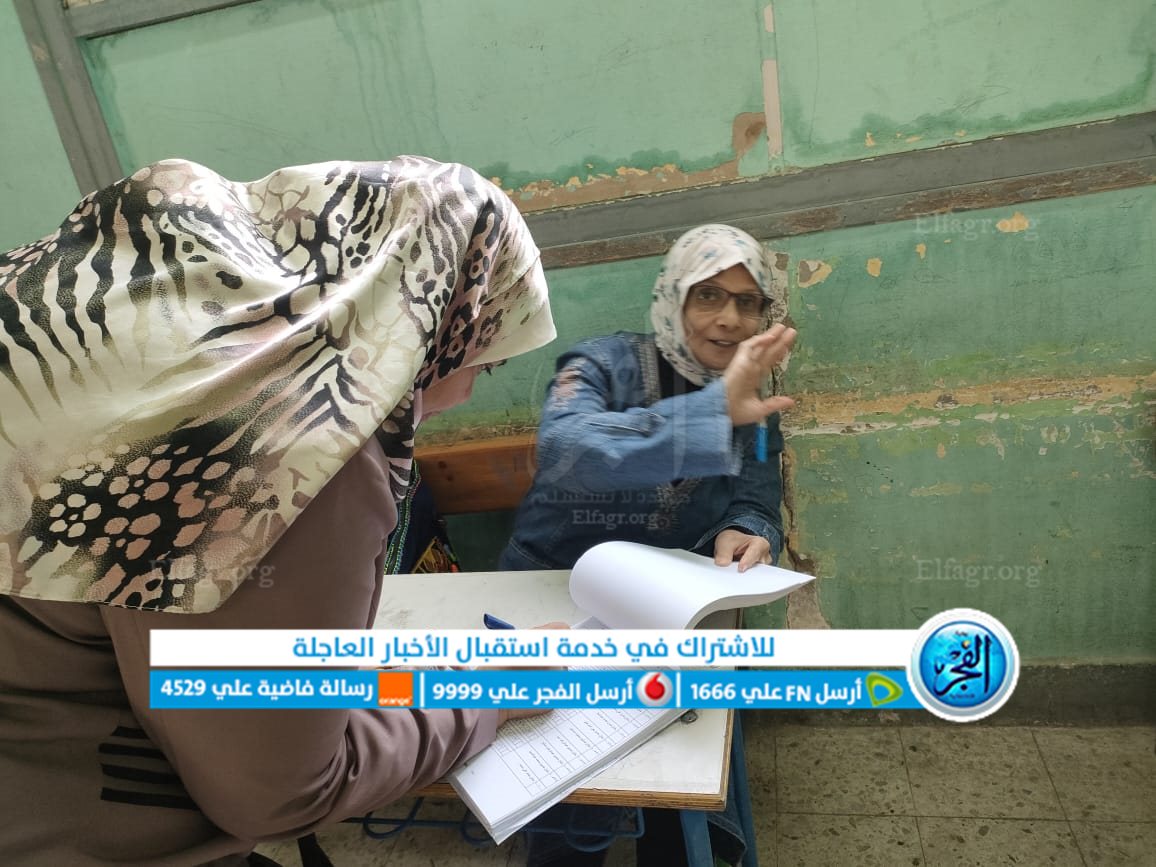 لحظة إدلاء المواطنين بصوتهم الانتخابات في مدرسة هدي شعراوي بالجيزة (1)