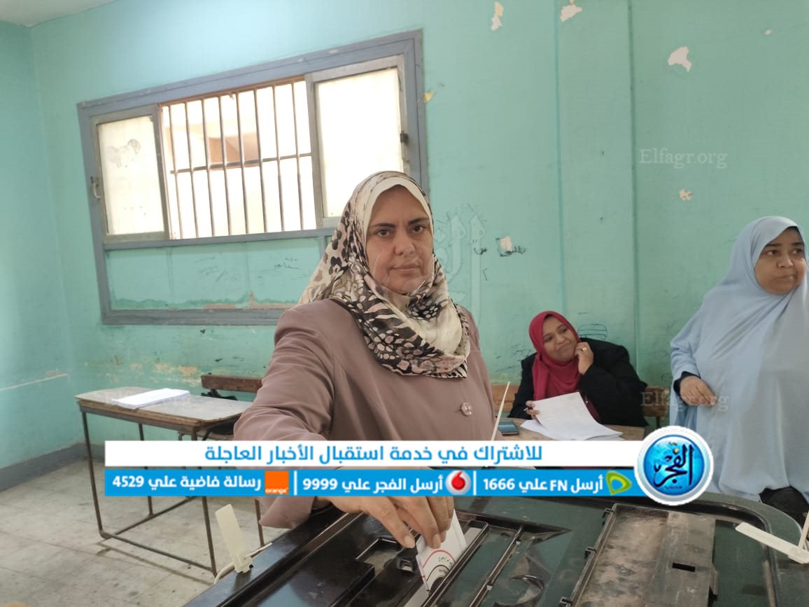 لحظة إدلاء المواطنين بصوتهم الانتخابات في مدرسة هدي شعراوي بالجيزة (5)