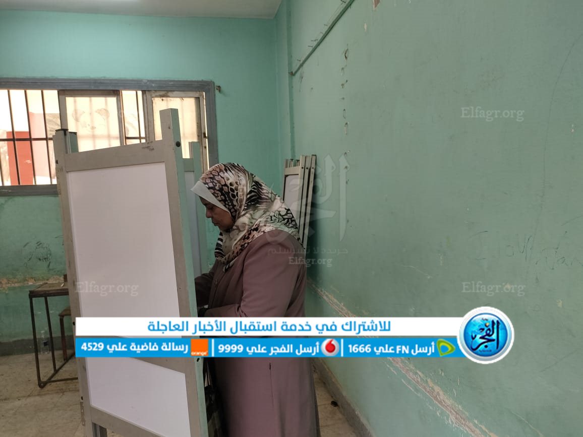لحظة إدلاء المواطنين بصوتهم الانتخابات في مدرسة هدي شعراوي بالجيزة (6)