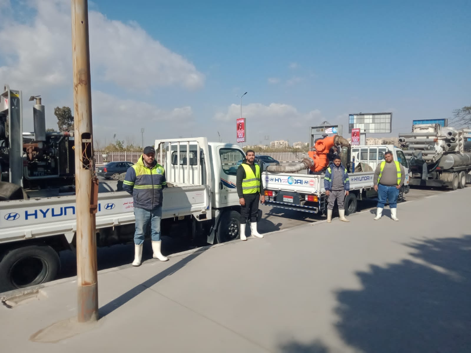 شركة مياه الشرب بالجيزة تدفع بمعداتها تحسباً لسقوط الأمطار