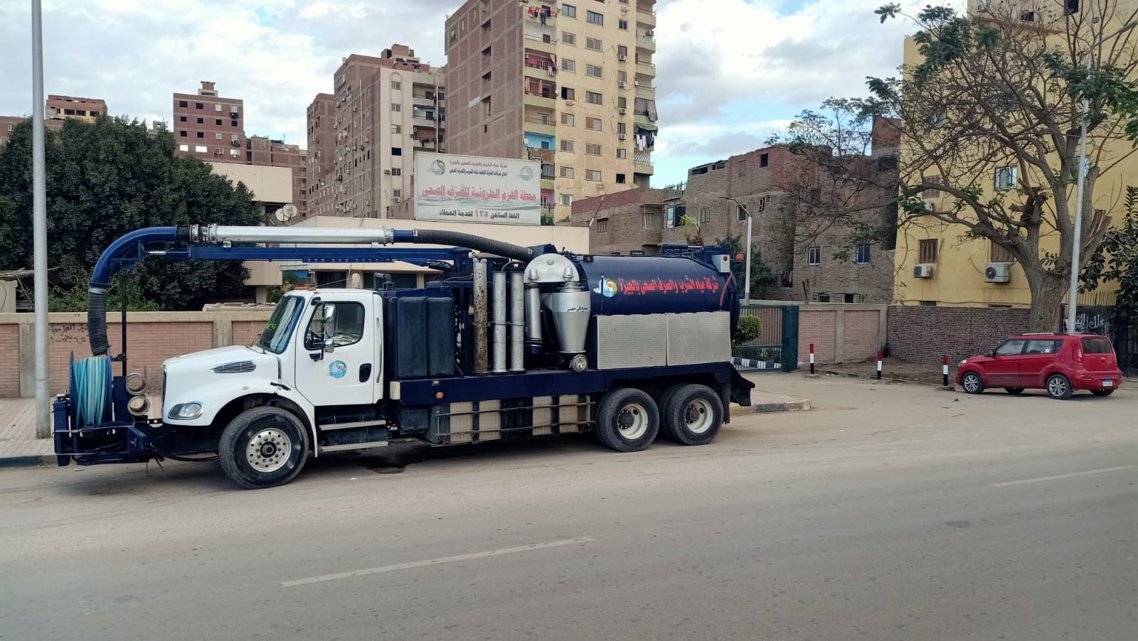 شركة مياه الشرب بالجيزة تدفع بمعداتها تحسباً لسقوط الأمطار