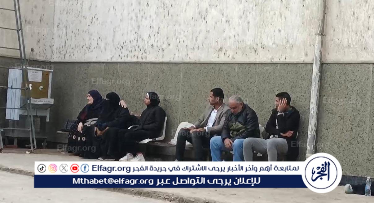 انتظار أسر ضحايا حادث تصادم البحيرة أمام المشرحة 