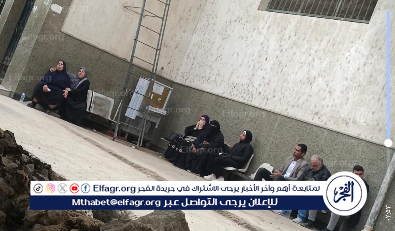 انتظار أسر ضحايا حادث تصادم البحيرة أمام المشرحة 