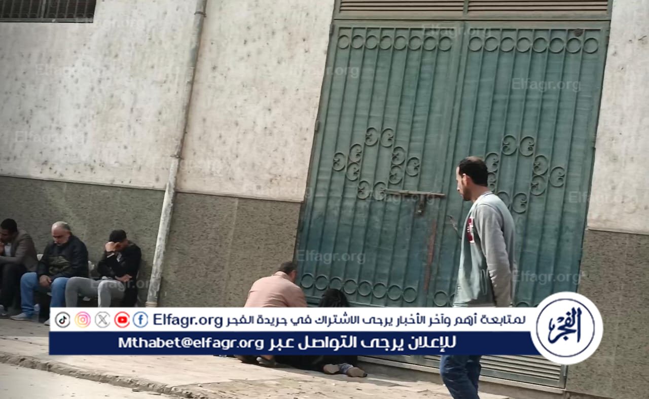 انتظار أسر ضحايا حادث تصادم البحيرة أمام المشرحة 