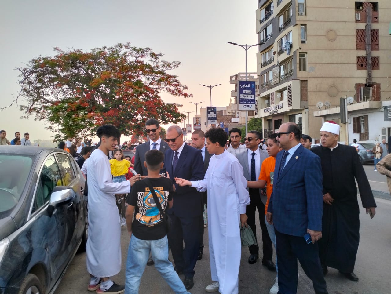 175012-محافظ-القليوبية-يوزع-الورود