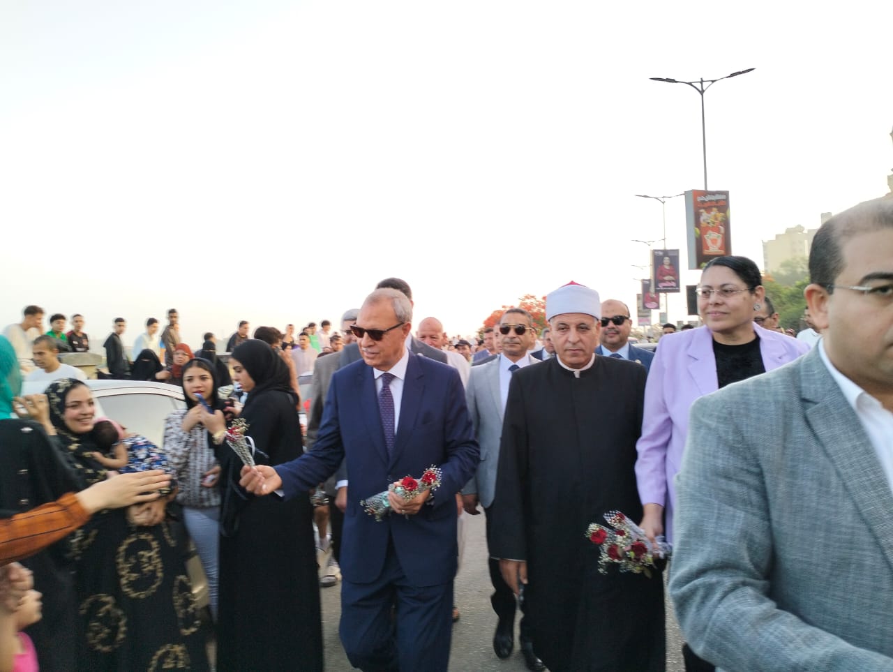 98117-محافظ-القليوبية-يوزع-الورود-علي-المواطنين-بعد-صلاة-عيد-الأضحى
