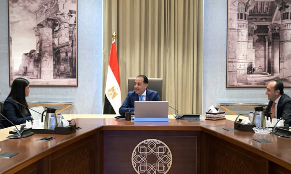 <strong>رئيس الوزراء يتابع ملفات التعاون الدولي مع وزيرة التخطيط</strong>