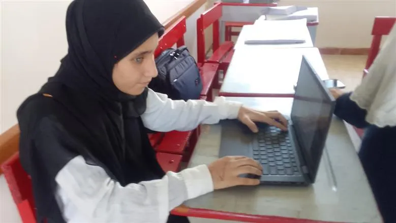 طالبة مدرسة المكفوفين ثريا أشرف&nbsp;