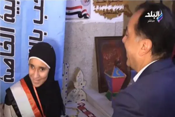 طالبة مدرسة المكفوفين ثريا أشرف&nbsp;مع رئيس الوزراء