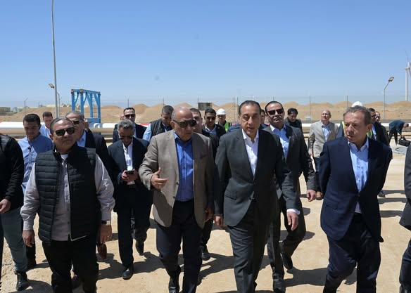 رئيس الوزراء يشدد على أهمية التصنيع المحلي لمعدات طاقة الرياح خلال جولته بمزرعة توليد الكهرباء برأس غارب