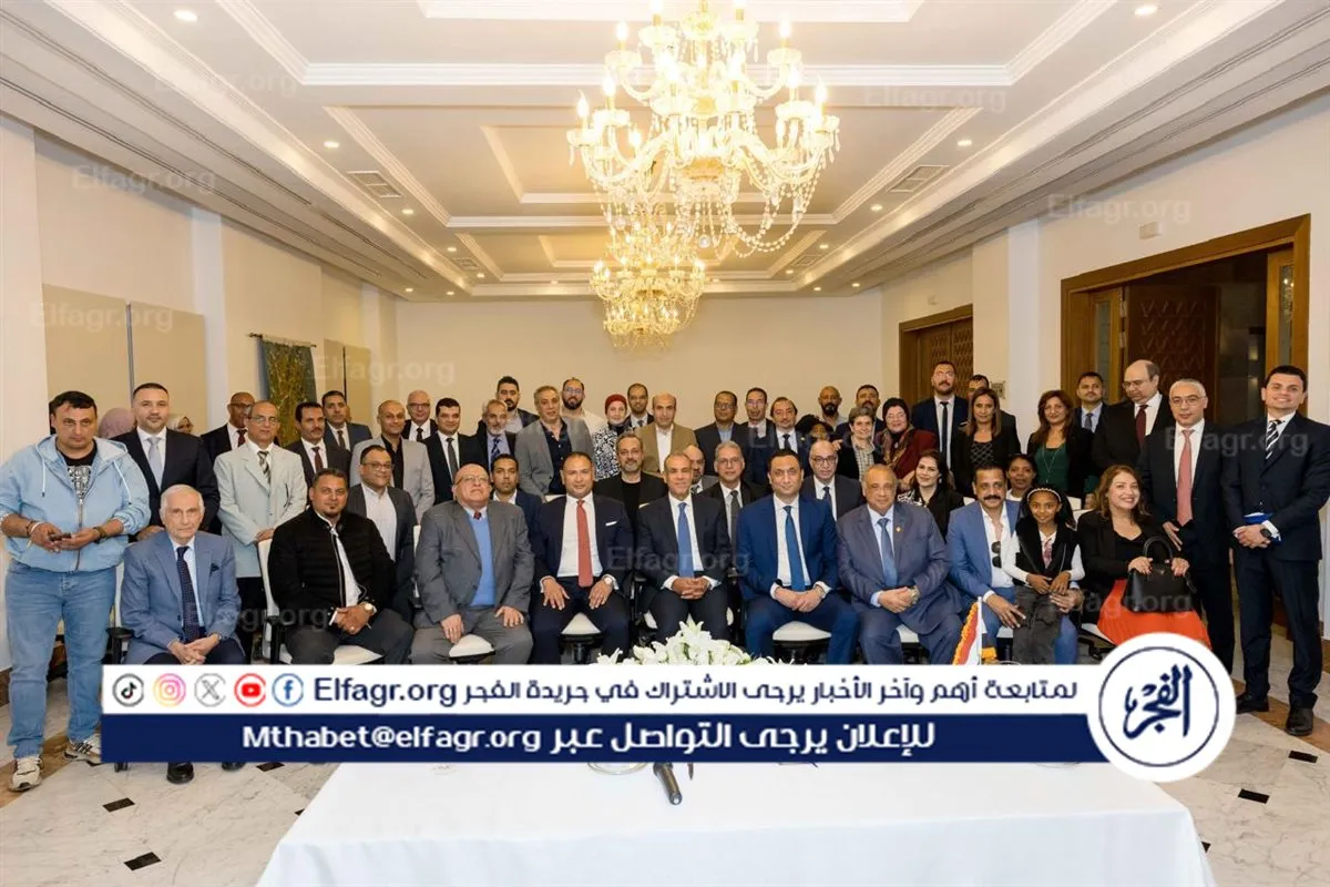 بدر عبد العاطي يلتقي المصريين المقيمين في تونس