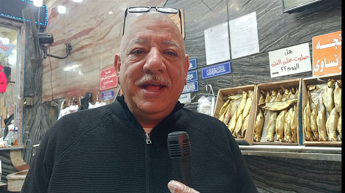 محمد البرنس أقدم تجار الفسيخ بالعطارين في الإسكندرية