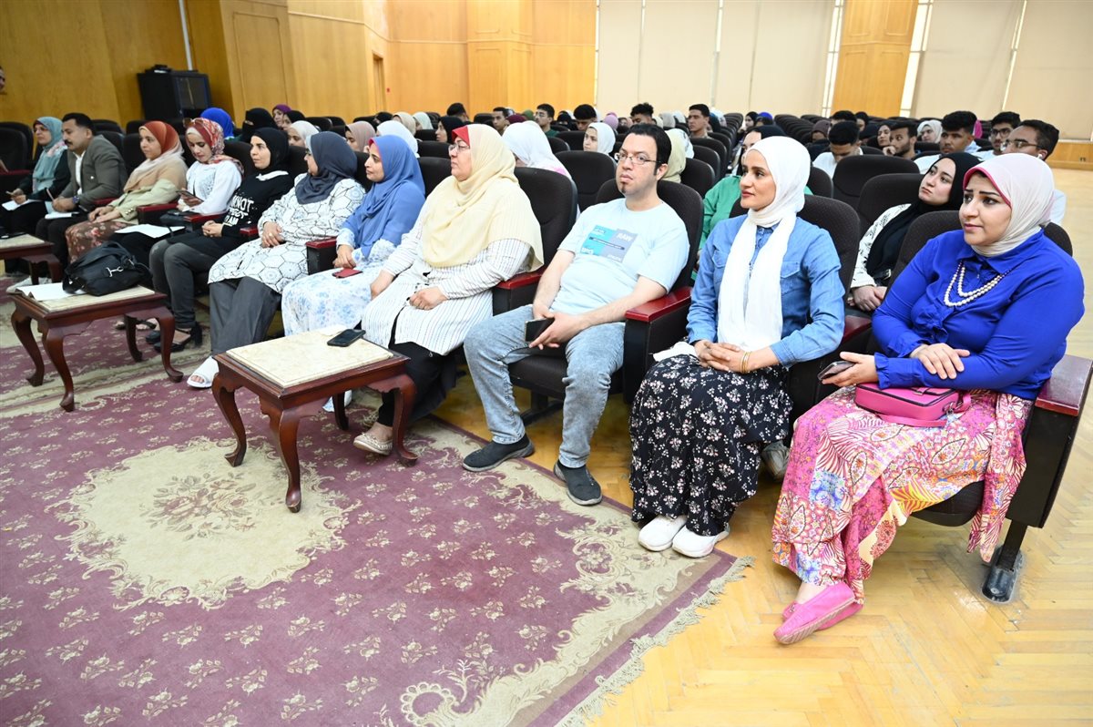 جانب من الندوة بجامعة الفيوم 