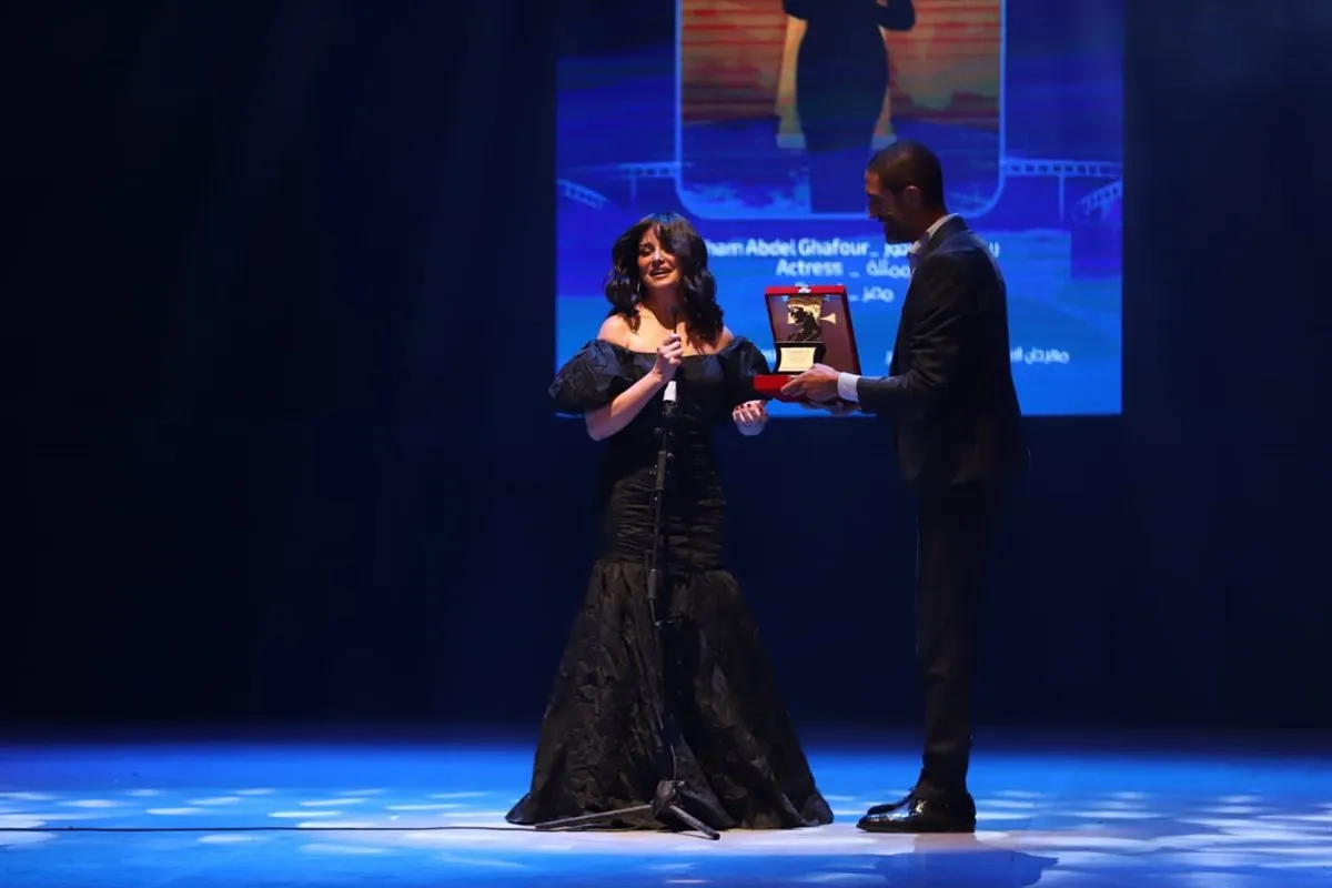 الفنان خالد كمال يقدم تكريم الفنانة ريهام عبد الغفور&nbsp;